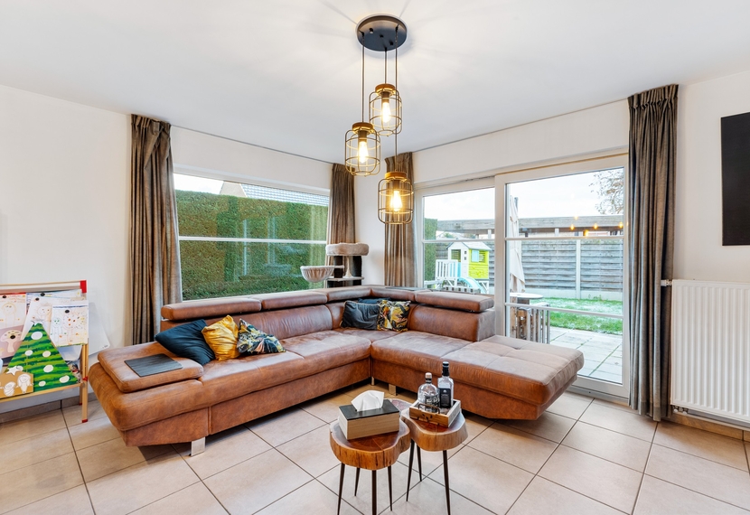 Halfopen woning met zuidwestgerichte tuin in doodlopende straat nabij het centrum van Dadizele
