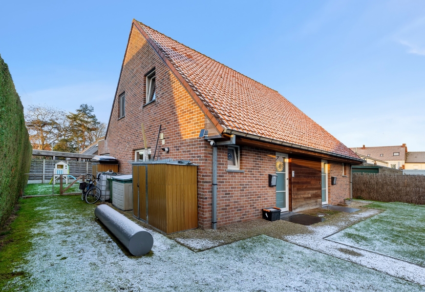 Halfopen woning met zuidwestgerichte tuin in doodlopende straat nabij het centrum van Dadizele