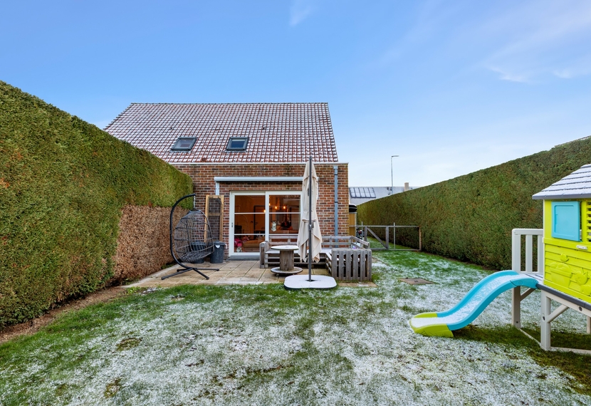 Halfopen woning met zuidwestgerichte tuin in doodlopende straat nabij het centrum van Dadizele