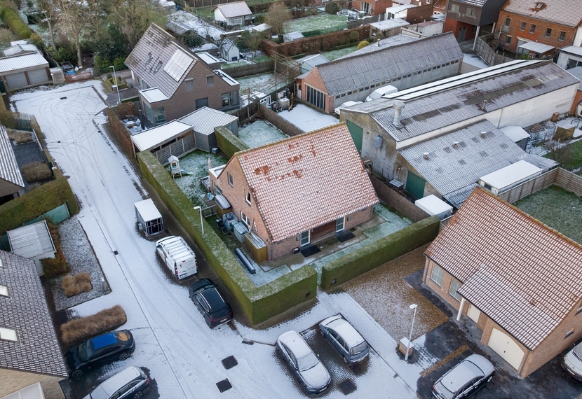 Halfopen woning met zuidwestgerichte tuin in doodlopende straat nabij het centrum van Dadizele