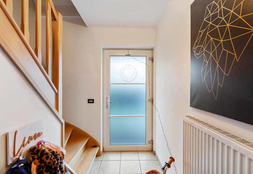 Halfopen woning met zuidwestgerichte tuin in doodlopende straat nabij het centrum van Dadizele