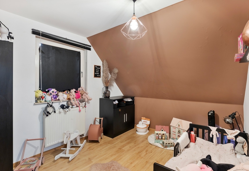 Halfopen woning met zuidwestgerichte tuin in doodlopende straat nabij het centrum van Dadizele