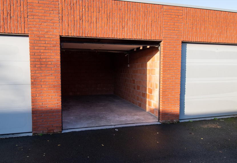 Ruime garage nabij centrum te huur