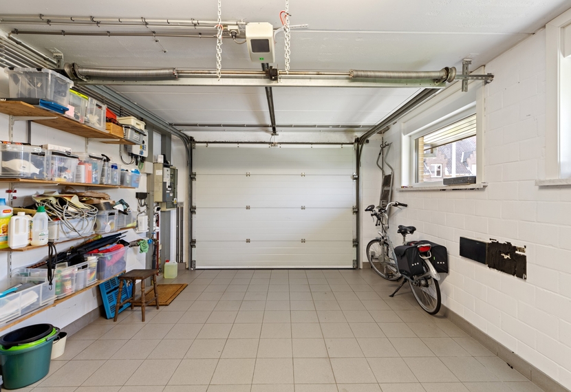 Ruime gezinswoning met polyvalente ruimte op hoekperceel