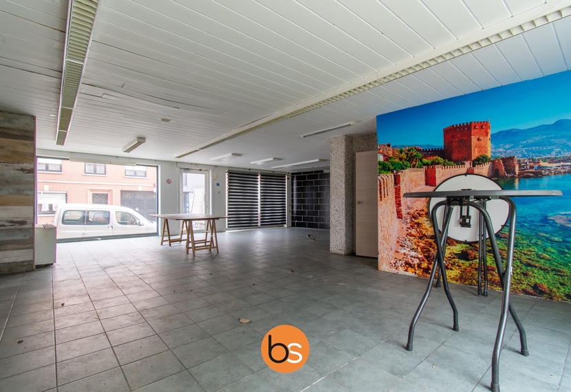 Handelspand met woonst te huur op centrale ligging in Sint-Eloois-Winkel