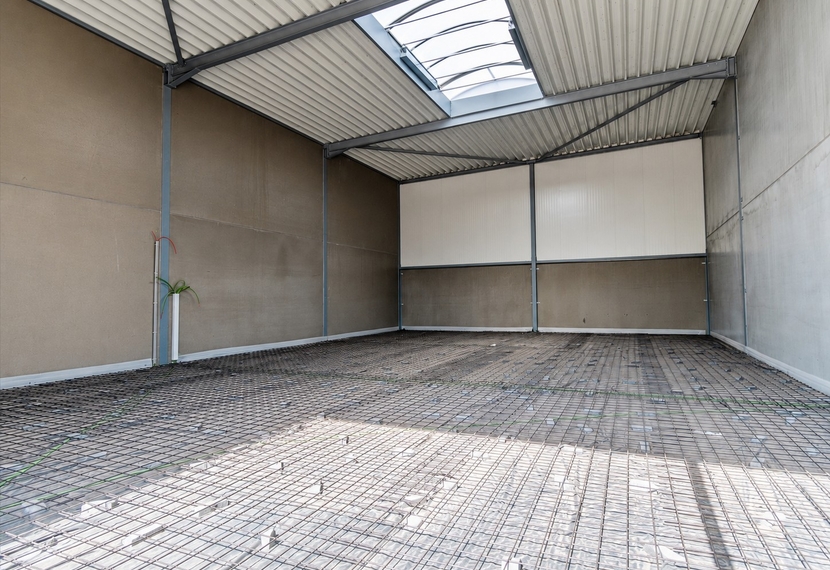 Te Huur – KMO-unit op topligging in Sint-Eloois-Winkel - Ideaal voor opslag of bedrijfsactiviteiten.