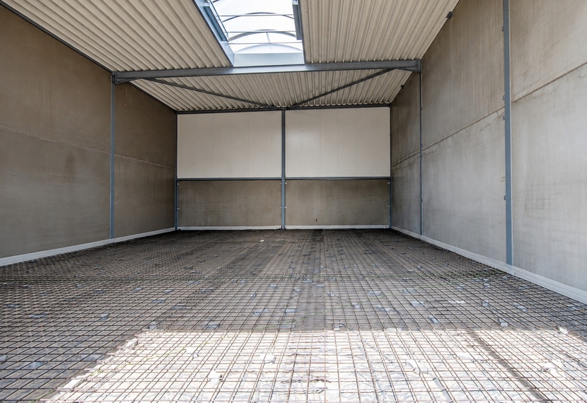Te Huur – KMO-unit op topligging in Sint-Eloois-Winkel - Ideaal voor opslag of bedrijfsactiviteiten.
