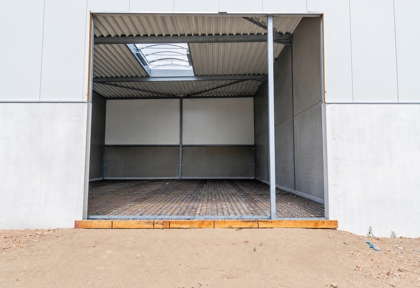 Te Huur – KMO-unit op topligging in Sint-Eloois-Winkel - Ideaal voor opslag of bedrijfsactiviteiten.