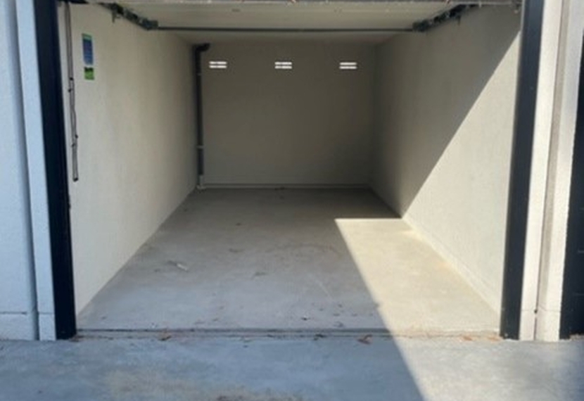 Prefab garagebox op centrale ligging in Sint-Eloois-Winkel