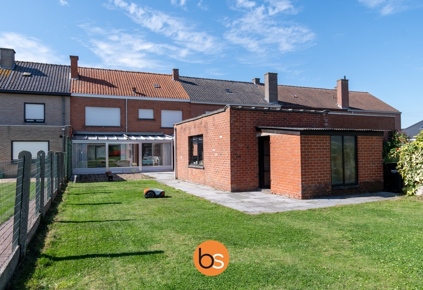 Ruime gezinswoning met 4 slaapkamers en garage in Sint-Eloois-Winkel