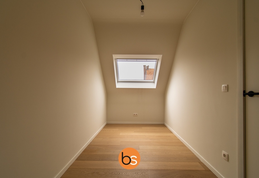 Ruim, lichtrijk nieuwbouwappartement met 2 slaapkamer en private autostandplaats