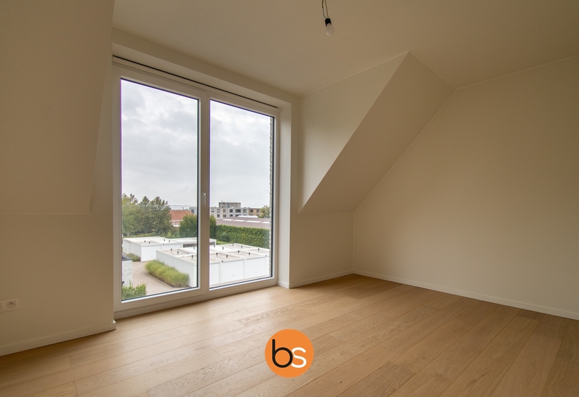 Ruim, lichtrijk nieuwbouwappartement met 2 slaapkamer en private autostandplaats