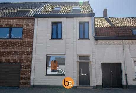 Gerenoveerde rijwoning met 3 slaapkamers in het centrum van Rollegem-Kapelle