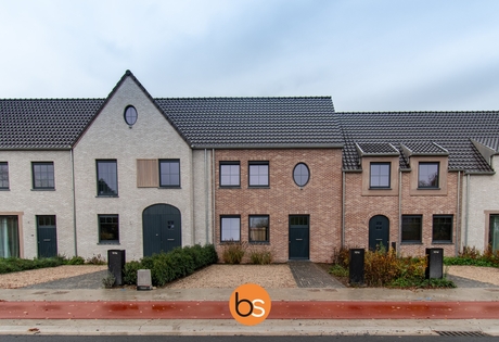 Zeer ruime nieuwbouwwoning met 3 ruime slaapkamers, garage en uitweg achteraan