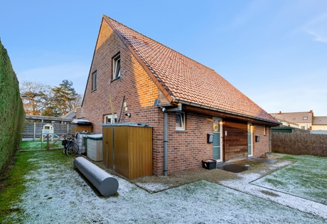 Halfopen woning met zuidwestgerichte tuin in doodlopende straat nabij het centrum van Dadizele