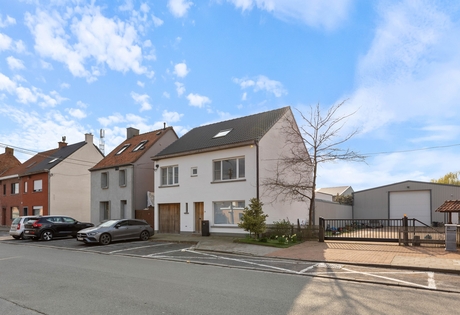 Schoolstraat 29, 8880 Rollegem-Kapelle (Ledegem) — Prachtig gerenoveerde woning met loods op 482 m²
