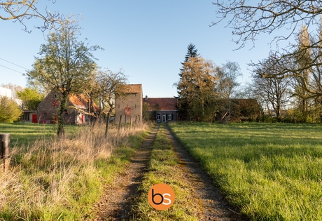Idyllische hoeve op ca. 27.000 m² met woning, 2 schuren en ast