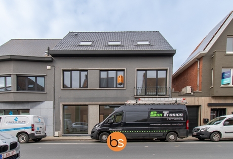 Gesloten bebouwing met  in het hartje van Sint-Eloois-Winkel
