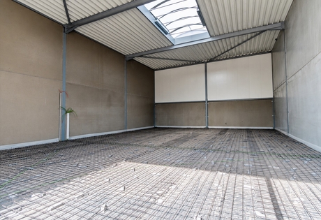 Te Huur – KMO-unit op topligging in Sint-Eloois-Winkel - Ideaal voor opslag of bedrijfsactiviteiten.