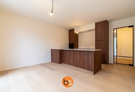 Ruim, lichtrijk nieuwbouwappartement met 2 slaapkamer en private autostandplaats