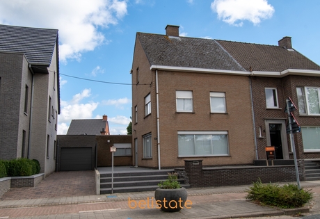 Ruime rijwoning nabij invalswegen en stadscentrum Izegem met uitweg achteraan