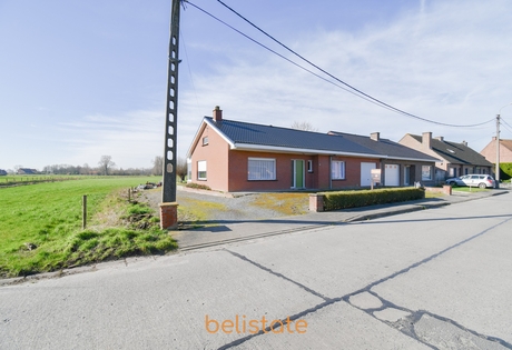 Half open woning op ruim perceel
