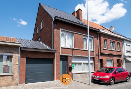 Volledig gerenoveerde woning met 4 slaapkamers en polyvalente ruimte in het centrum van Rollegem-Kapelle
