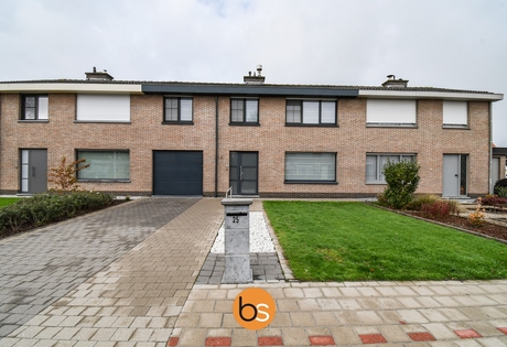 Ruime rijwoning met 5 slaapkamers en een diepe tuin