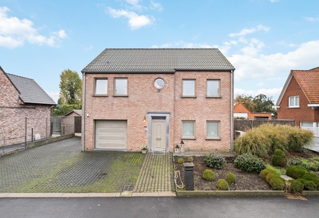Recente  alleenstaande woning met zuid-west-gerichte tuin te Lendelede