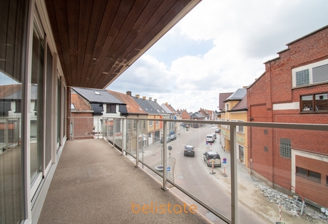 Ruim, instapklaar appartement met twee slaapkamers en terras nabij de Grote Markt te Roeselare