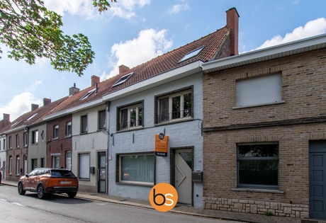 Ruime rijwoning met garage en uitweg achteraan