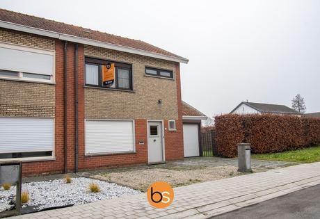 Halfopen bebouwing met 3 slaapkamers op rustige ligging