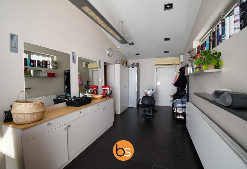 Kwalitatief afgewerkte halfopen bebouwing in rustige woonwijk