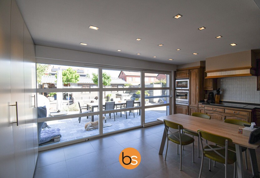 Kwalitatief afgewerkte halfopen bebouwing in rustige woonwijk