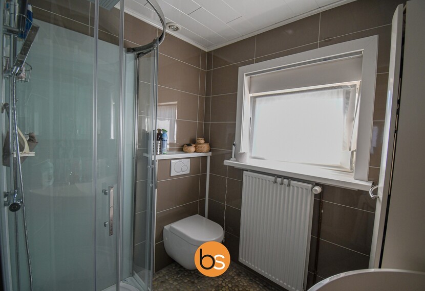 Kwalitatief afgewerkte halfopen bebouwing in rustige woonwijk