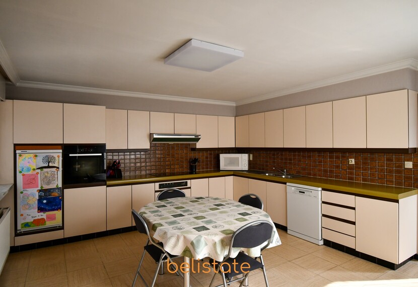 Ruime rijwoning nabij invalswegen en stadscentrum Izegem met uitweg achteraan