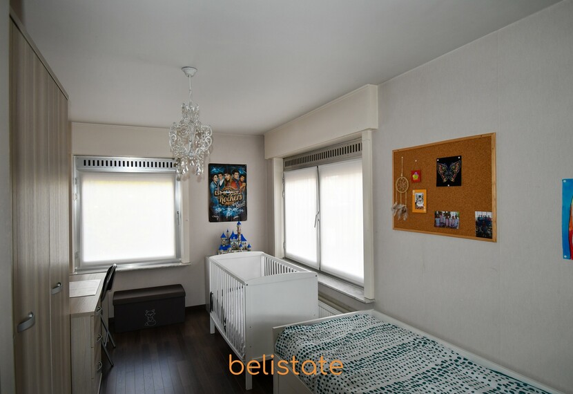 Ruime rijwoning nabij invalswegen en stadscentrum Izegem met uitweg achteraan