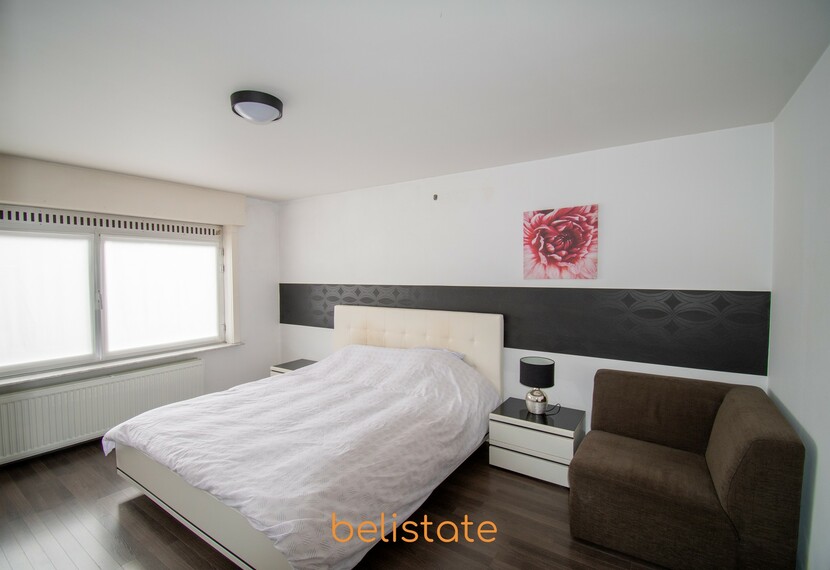 Ruime rijwoning nabij invalswegen en stadscentrum Izegem met uitweg achteraan