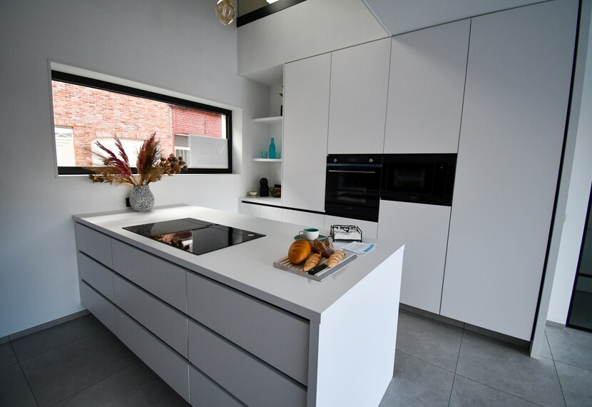 Prachtig gerenoveerde woning op perceel van 492m² in het centrum van Gullegem