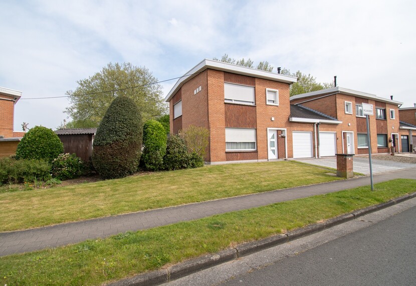 Ruime halfopen bebouwing te koop in rustige wijk in het centrum van Bissegem