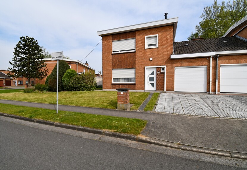 Ruime halfopen bebouwing te koop in rustige wijk in het centrum van Bissegem