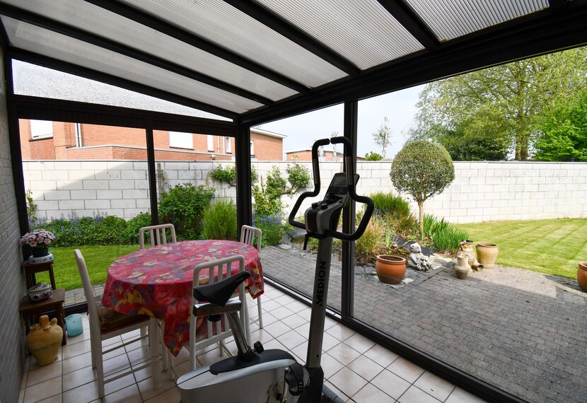 Ruime halfopen bebouwing te koop in rustige wijk in het centrum van Bissegem