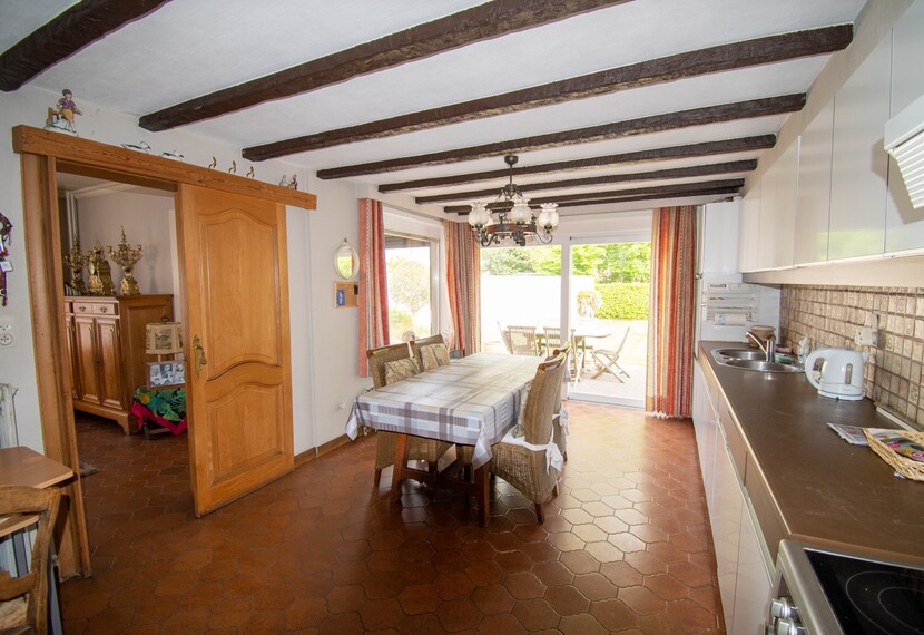 Ruime halfopen bebouwing te koop in rustige wijk in het centrum van Bissegem