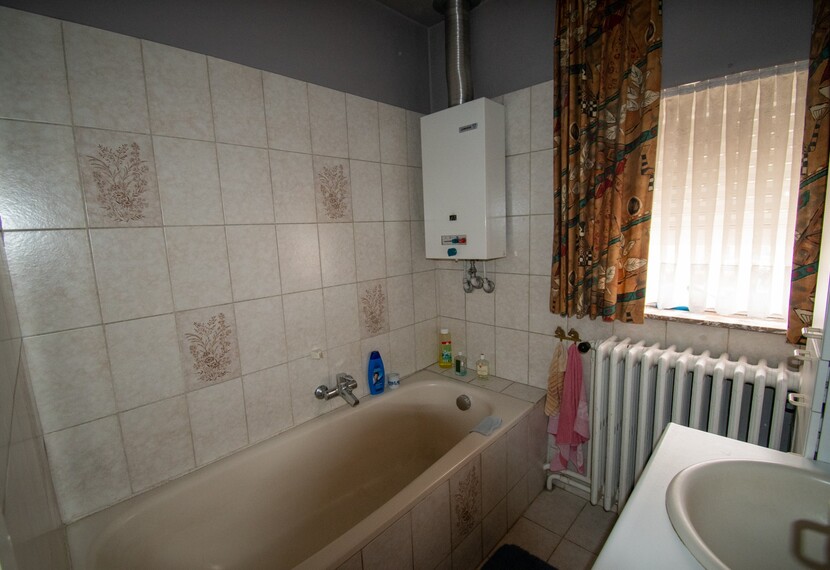 Ruime halfopen bebouwing te koop in rustige wijk in het centrum van Bissegem