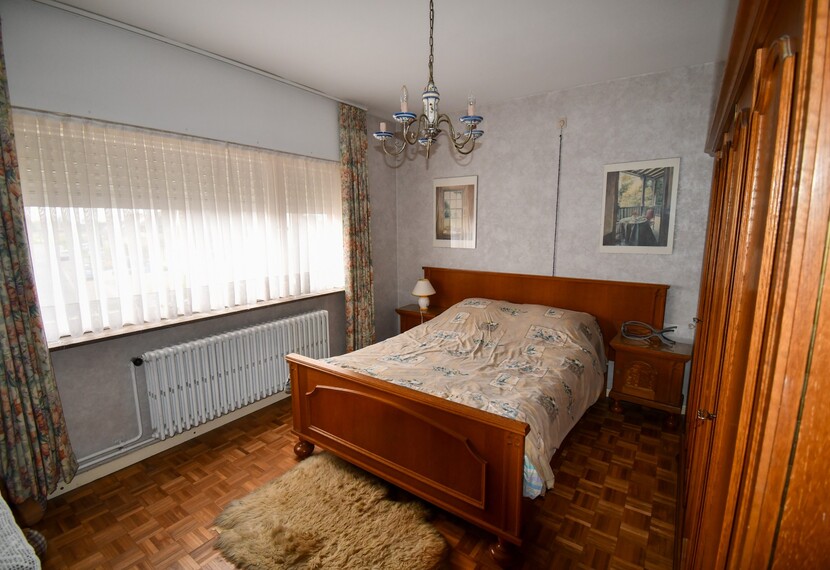 Ruime halfopen bebouwing te koop in rustige wijk in het centrum van Bissegem