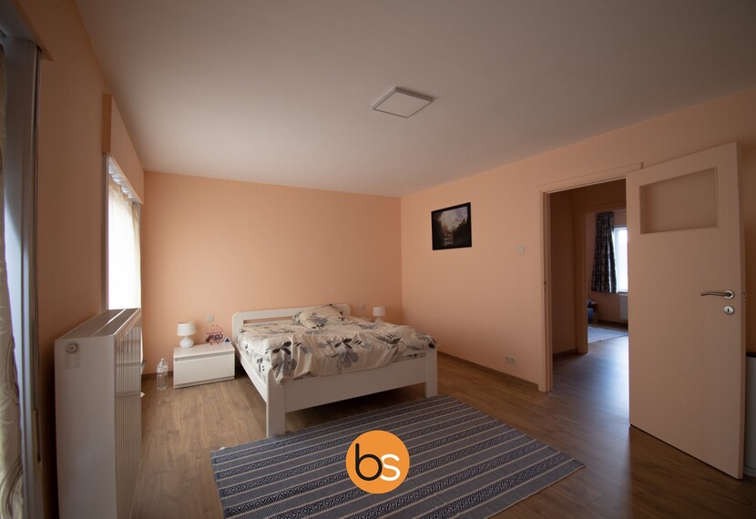 Volledig gerenoveerde woning met 4 slaapkamers en polyvalente ruimte in het centrum van Rollegem-Kapelle