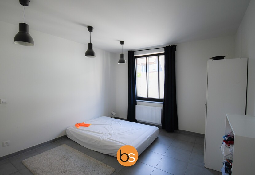 Zeer ruim appartement in het centrum van Sint-Eloois-Winkel met 2 slaapkamers en zonnig terras