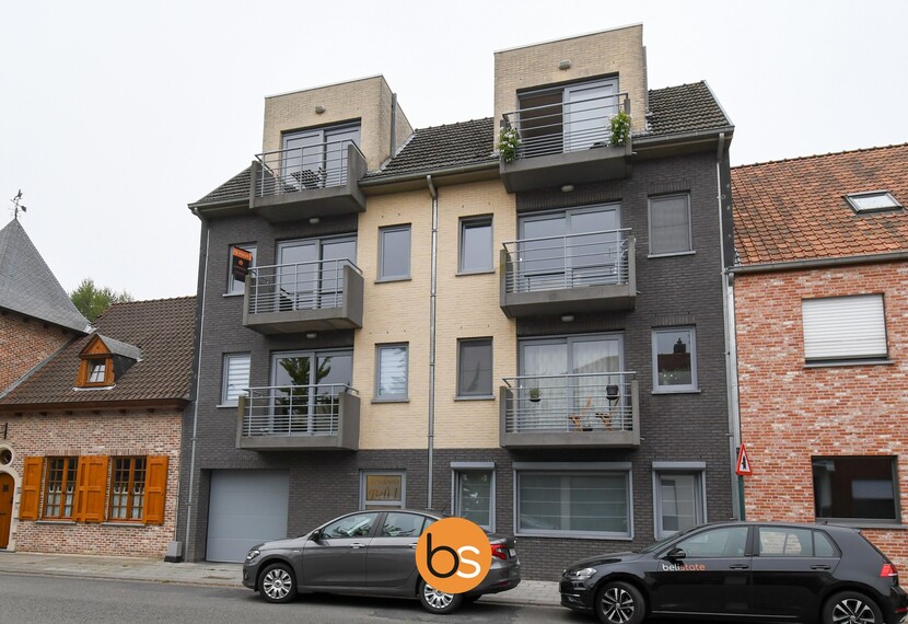 Recent appartement met twee slaapkamers en private autostandplaats