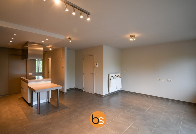 Recent appartement met twee slaapkamers en private autostandplaats