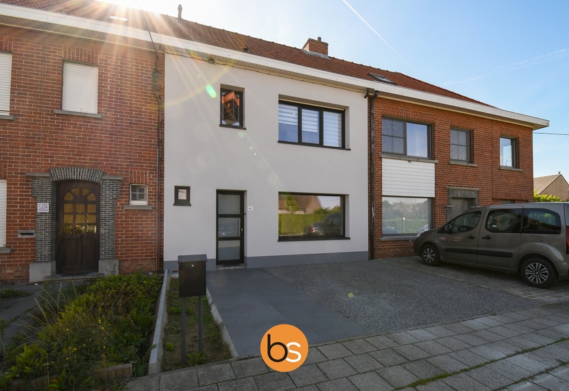 Gerenoveerde rijwoning met uitweg achteraan in rustige woonwijk